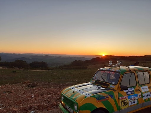 4L Trophy coucher de soleil désert