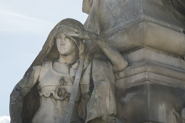 Statue d'une femme avec la main sur la tête