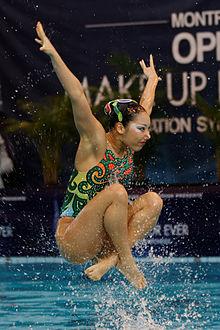 Personne qui fait de la natation synchronisée seule 