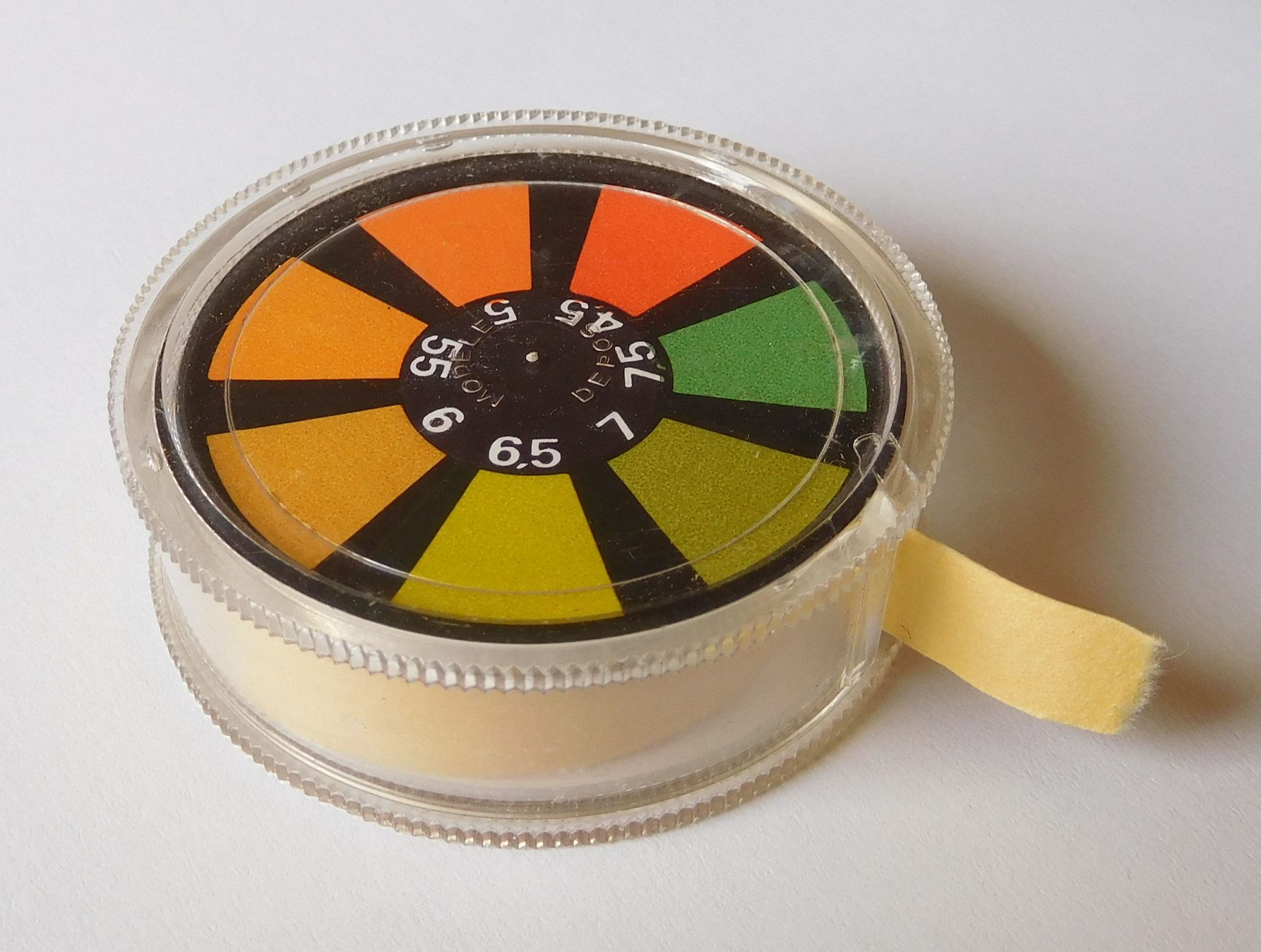 Papier ph Potentiel Hydrogène - Photo de Cjp24 (CC BY-SA 4.0)