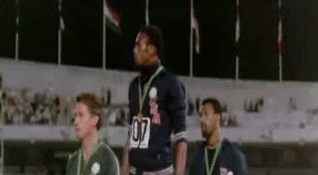 Toujours le point levé