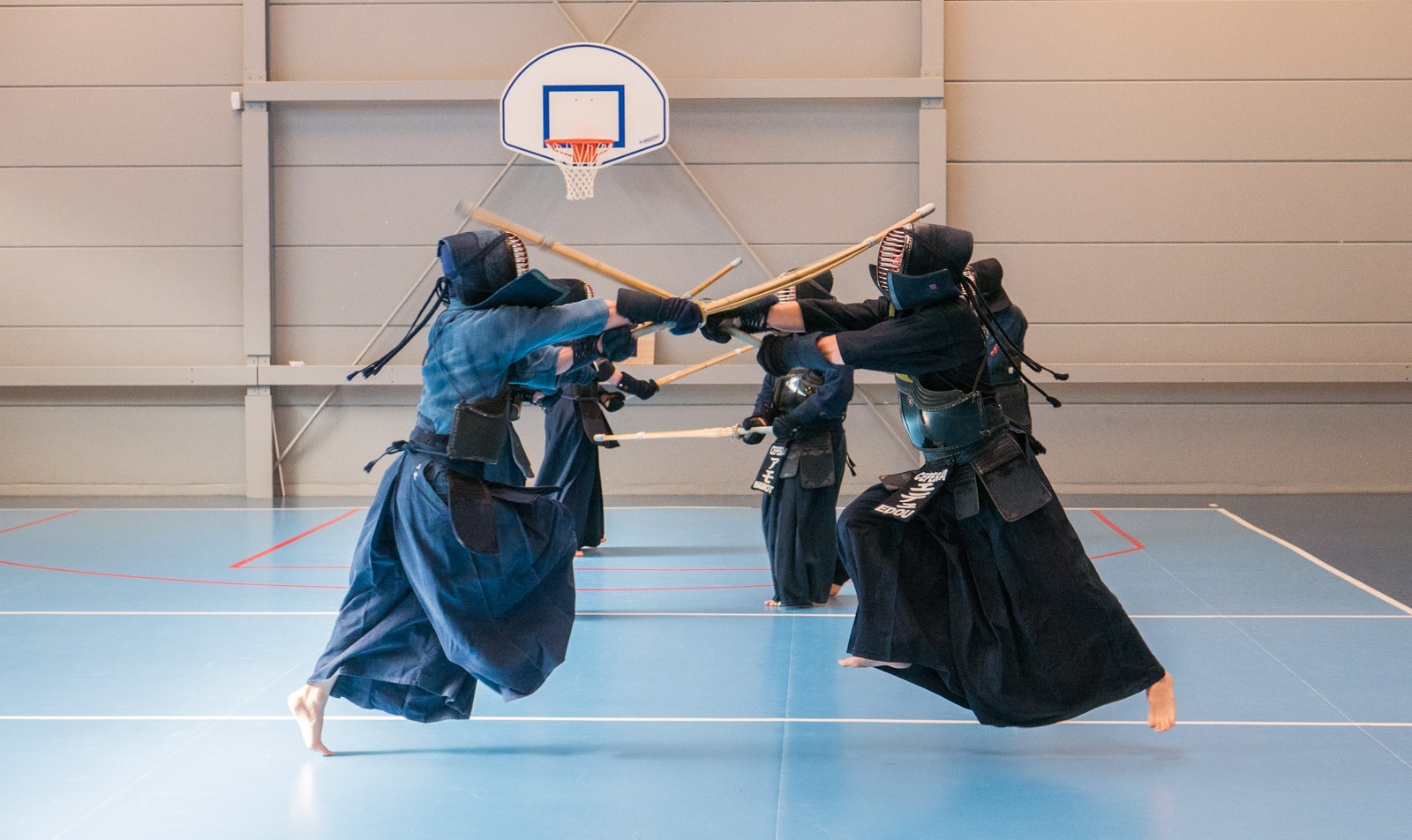 On est d'accord que l'homme à droite ne touche plus le sol ?