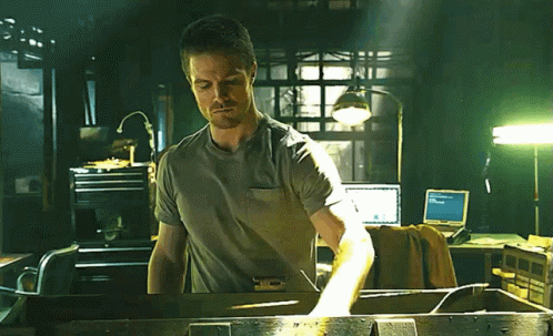 L'arc d'Eros dans les mains de Stephen Amell