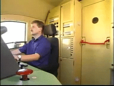 Le conducteur arrĂȘte le train d'urgence