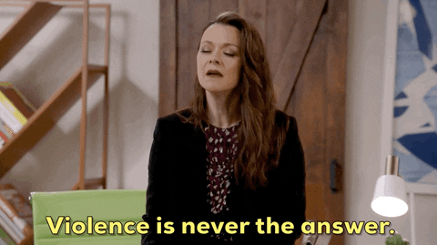 Une femme affirme que la violence n'est jamais la réponse.