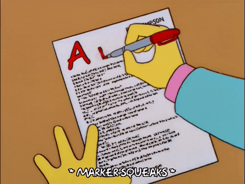 Un professeur met un A+ sur une copie