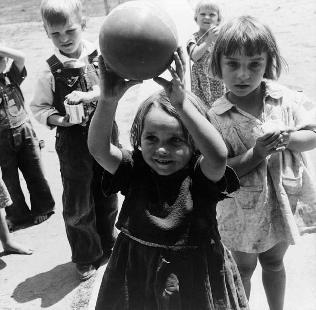 Photographie de Dorothea Lange d'enfants en train de jouer