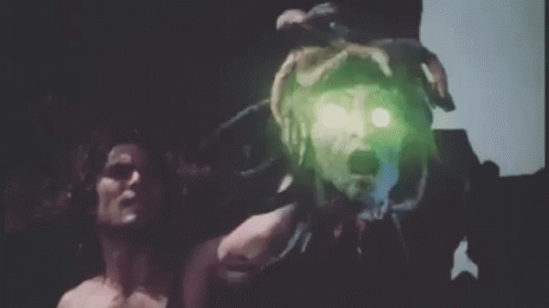 persée qui tient la tête de méduse