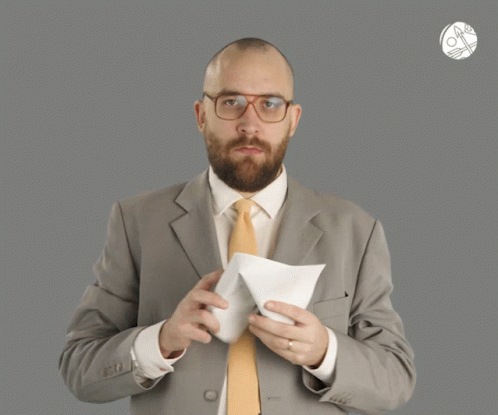 homme qui froisse une boule de papier