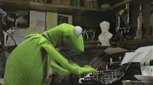 Kermit (Muppet Show) qui écrit vite sur une machine à écrire