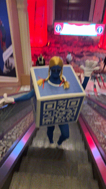 mascotte de QR code dans un escalator