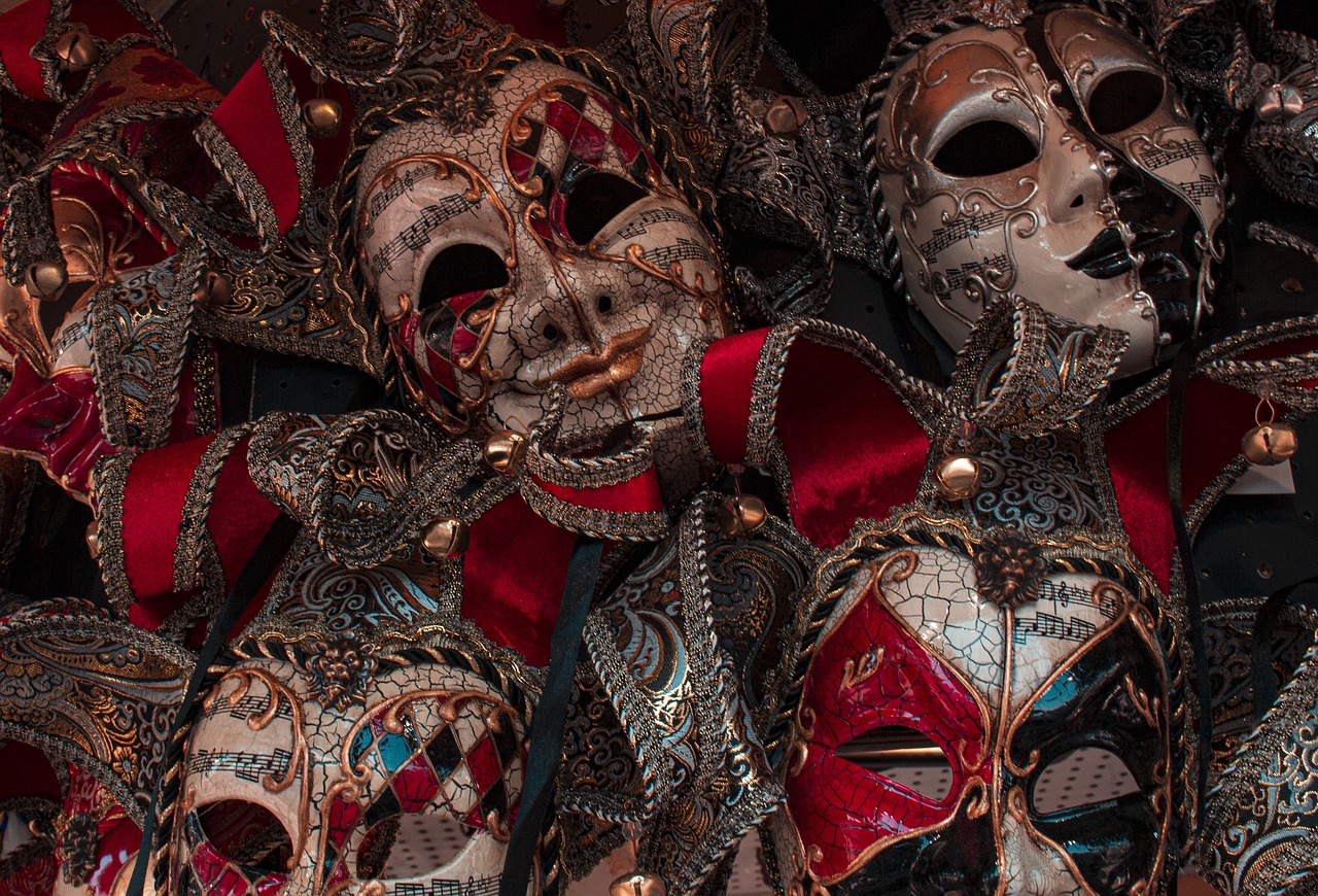 Des masques de carnaval.