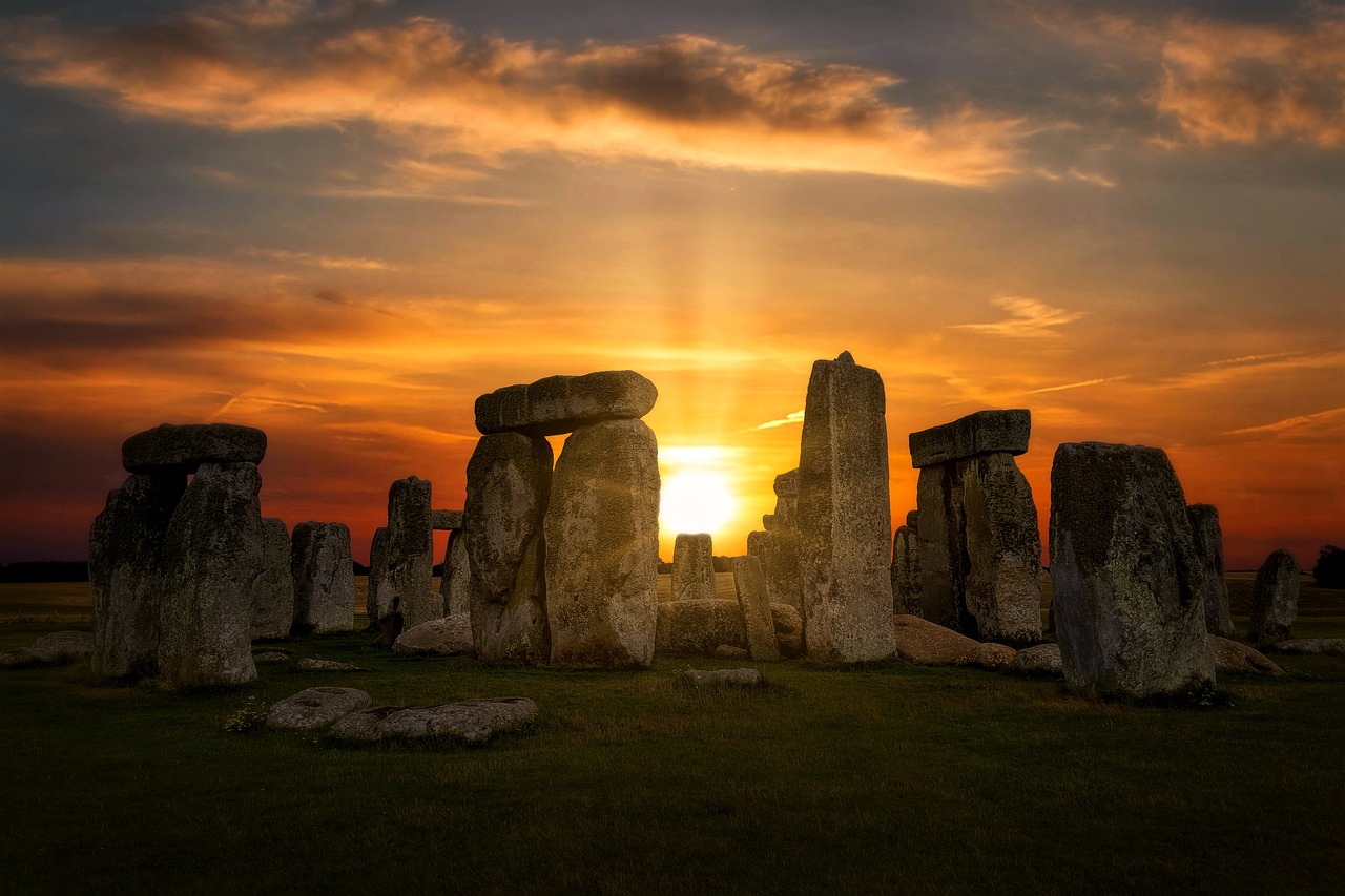 Stonehenge, éclairé par les rayons solaires.