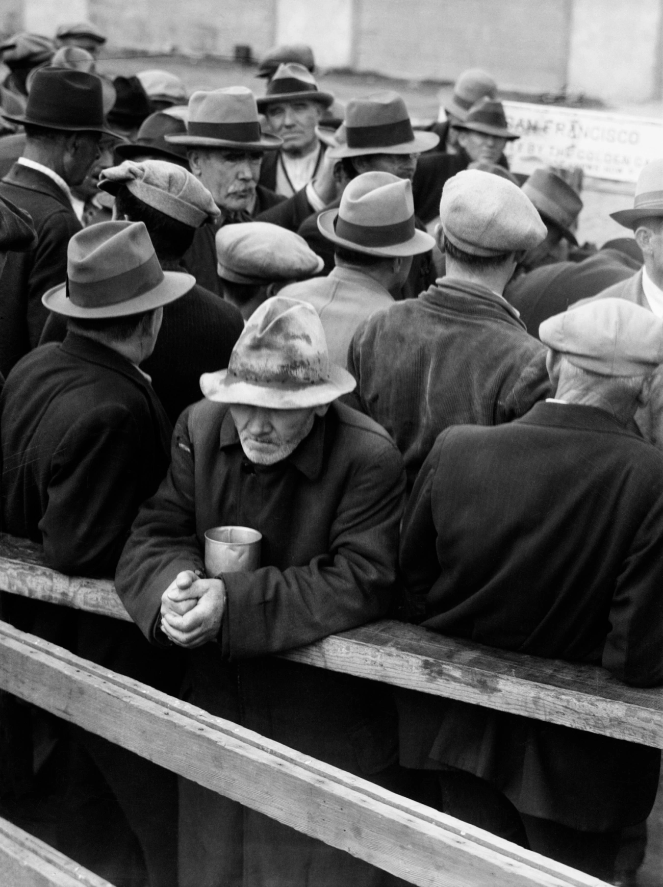 photographie de Dorothea Lange « White Angel Breadline » qui représente une file d'attente pour la soupe populaire
