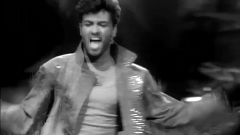George Michael qui agite les bras en signe de victoire