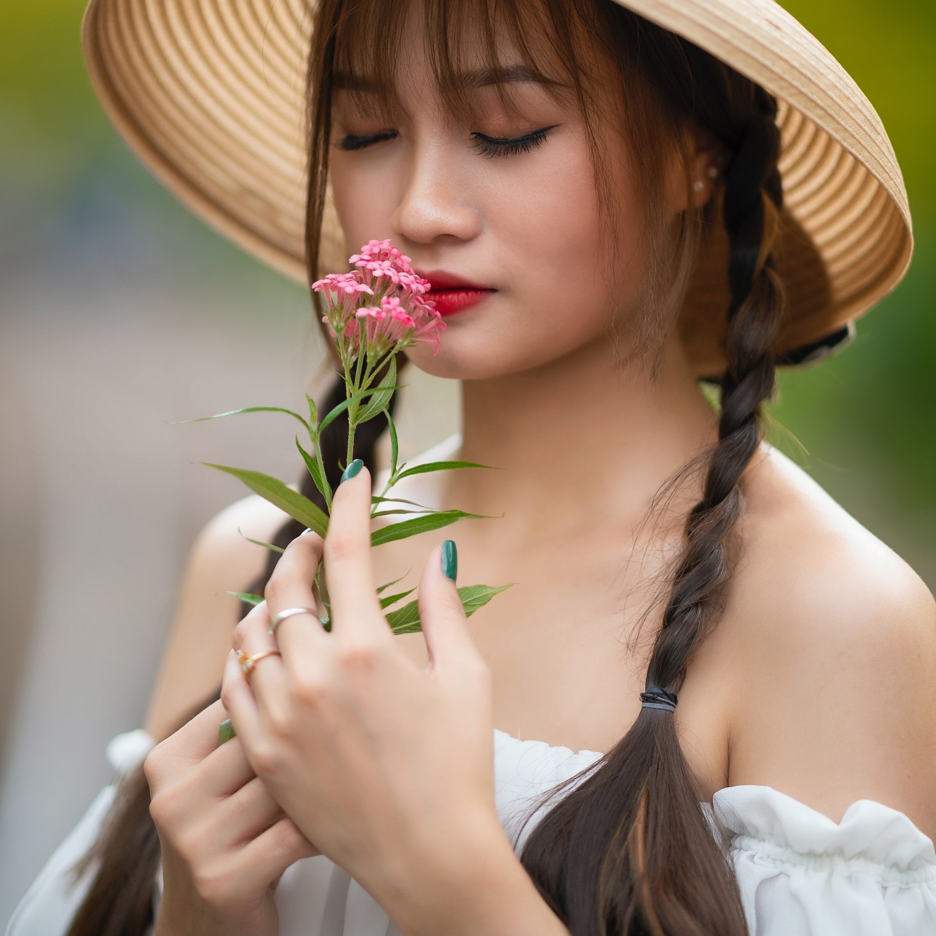 Une femme sent une fleur.