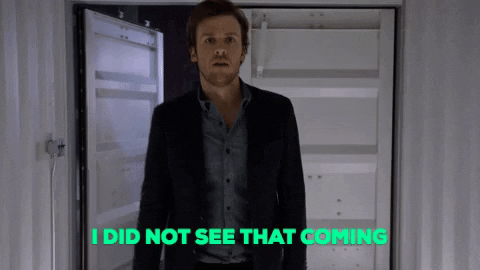 Personne qui marche en disant "je n'ai pas vu ça venir"
