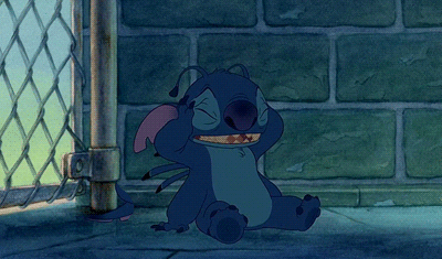 Stitch se tient les joues d'un air désespéré.