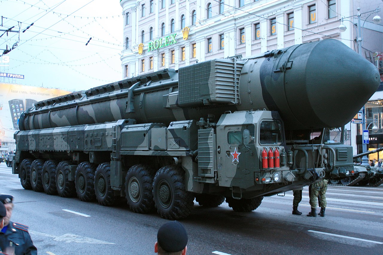1280px-Тягач_МЗКТ-79221_(комплекс_Тополь-М)
