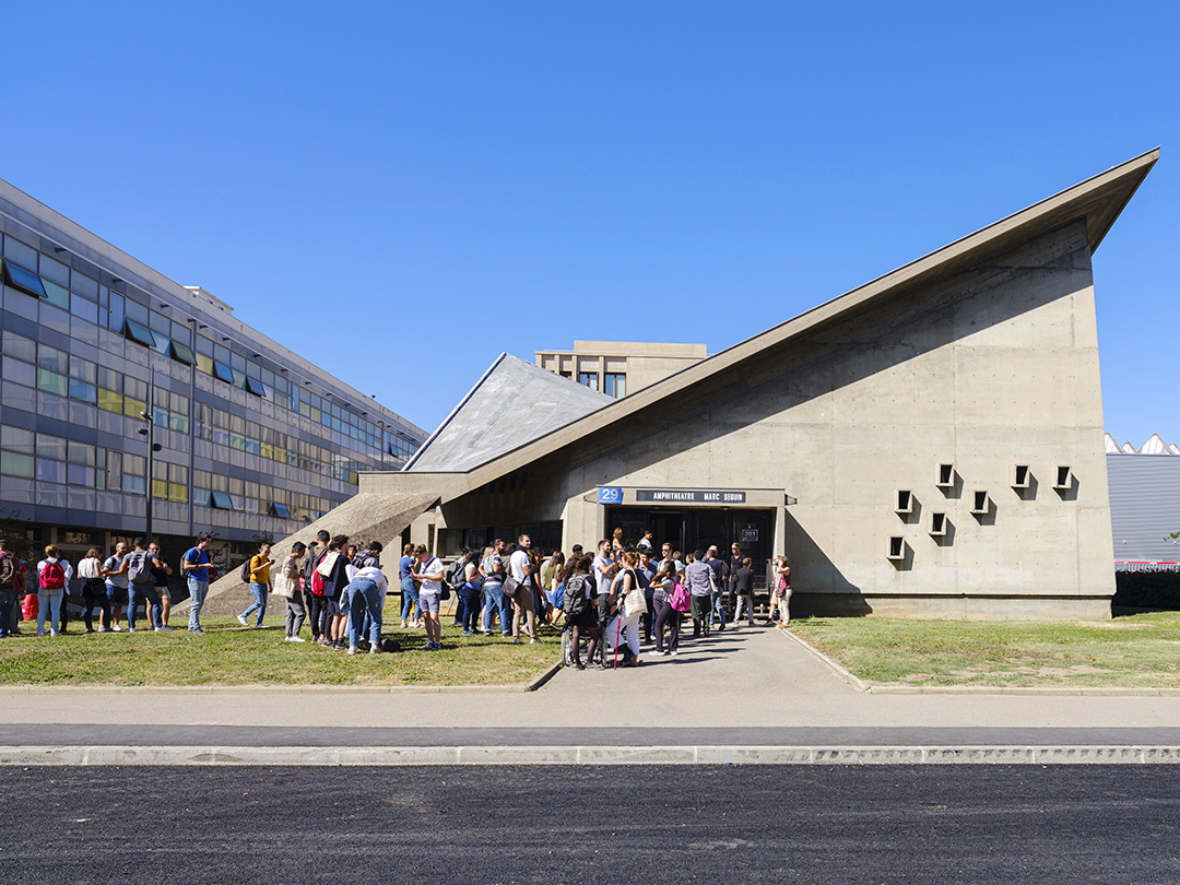INSA_Lyon_amphi exterieur_0_1