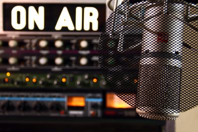 Devenir présentateur radio : fiche métier 