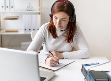 TOEIC Listening : techniques pour réussir les parties 3 et 4 