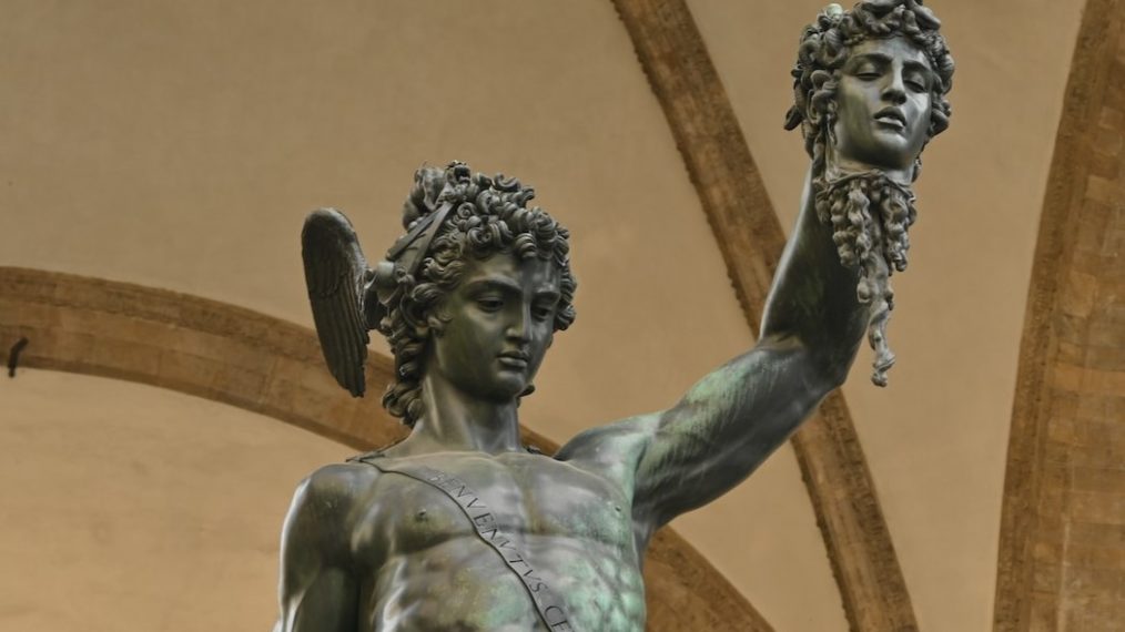 statue de Persée tenant la tête de méduse