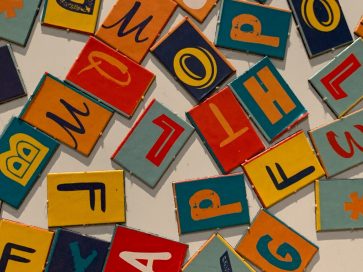 Le pouvoir des mots : décryptage des acrostiches et leurs secrets 