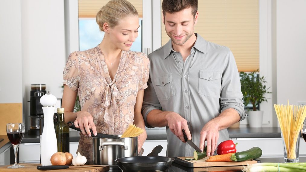 Une femme et un homme cuisinent ensemble