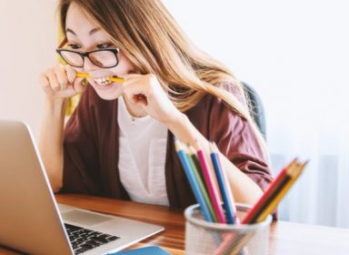 Décryptage des adjectifs invariables : la grammaire s’affranchit des accords 