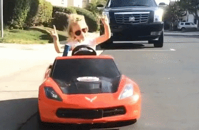 Une petite fille conduit comme une pro.