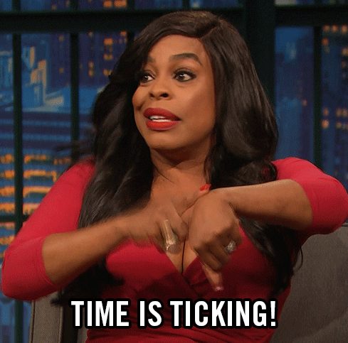 Une femme lit l'heure.