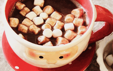 Un chocolat chaud avec des mashmallows.