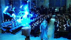 Dumbledore s'approche de la Coupe de feu.