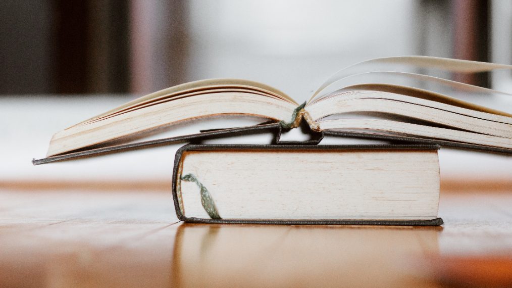 livre ouvert sur un bureau