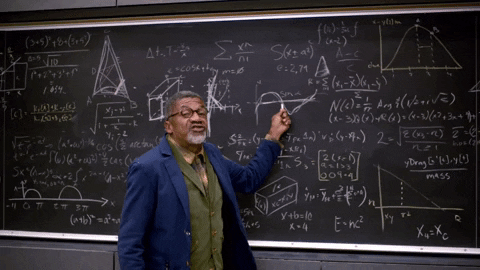 Un homme écrit des équations sur un tableau.