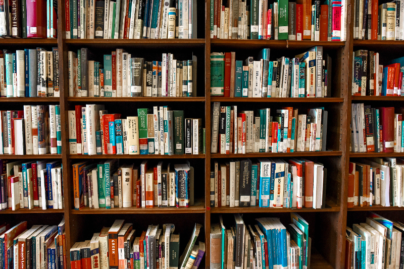 Livres dans un bibliothèque