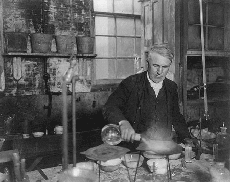 Thomas Edison dans son laboratoire.