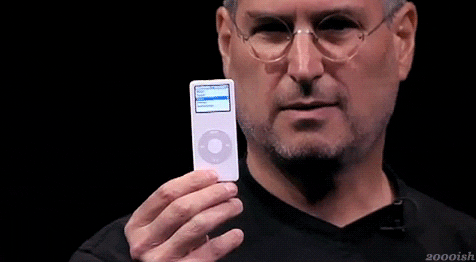 Steve Jobs montre un IPod.