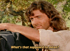 Un homme posant la question "What's that supposed to mean?" ("Quâest-ce que ça veut dire?" en français), comme toi lorsque tu fais ta lecture analytique.