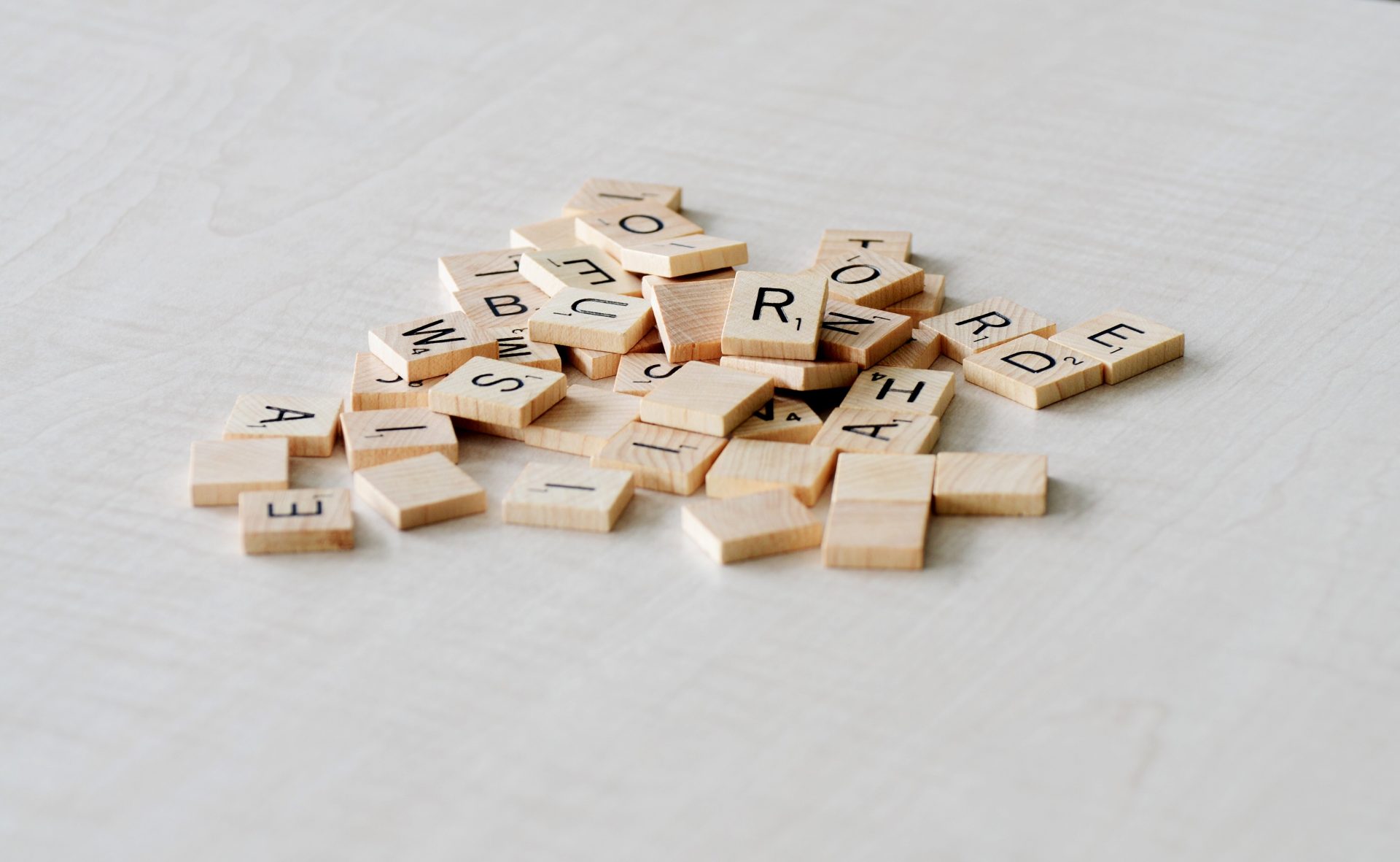 Les lettres du Scrabble sont sur une table.