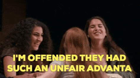 Trois copines discutent avec le sourire.