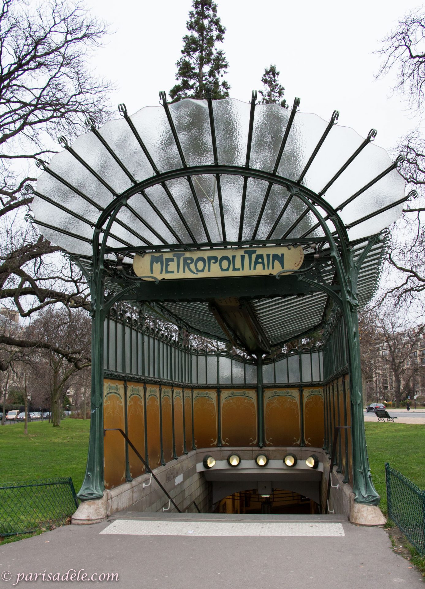 sortie de métro Porte Dauphine (ligne 2)