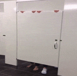 Deux filles accrochées à une porte