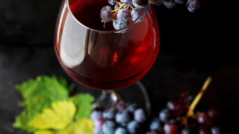 un verre de vin rouge préparé par un vigneron