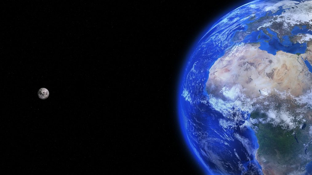 Image de la Terre avec son atmosphère, l'espace et la lune