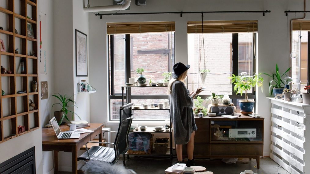Étudiante dans son apparts super stylé et sa décoration full motivation et plantes