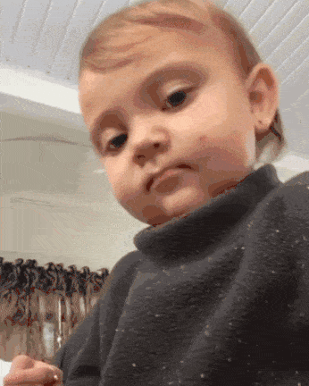 enfant qui lève le pouce