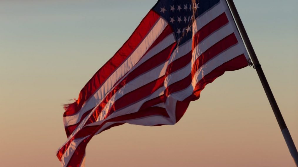 drapeau américain tout seul face à un paysage vide