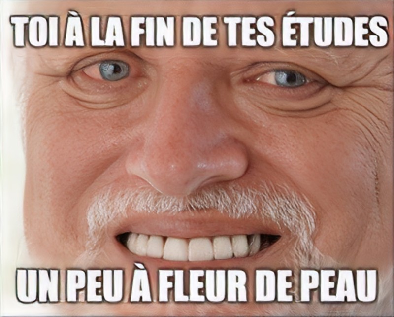 Un homme sourit nerveusement.